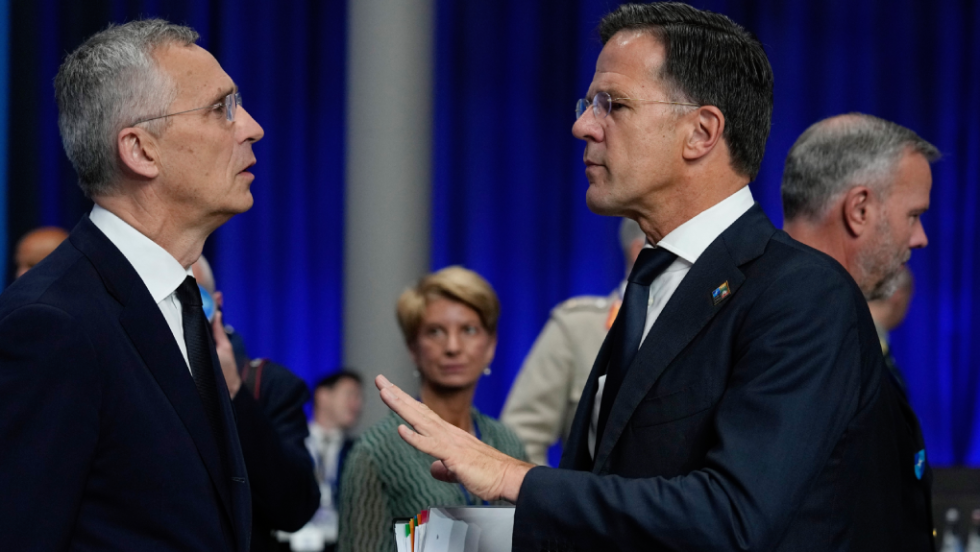 Ο απερχόμενος και ο νέος γ.γ. του ΝΑΤΟ